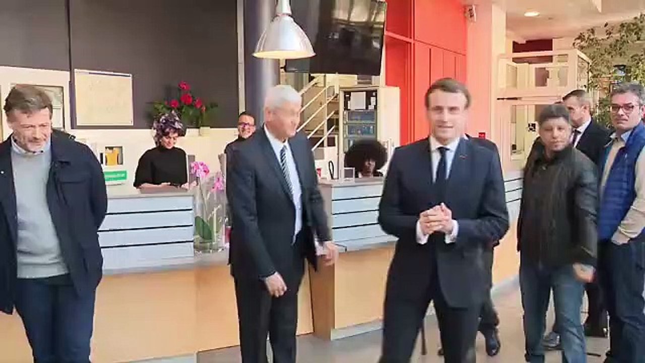 Emmanuel MACRON. Protéger tous les Français du COVID-19. Déclaration depuis un centre d’hébergement parisien réquisitionné pour accueillir des sans-abris.