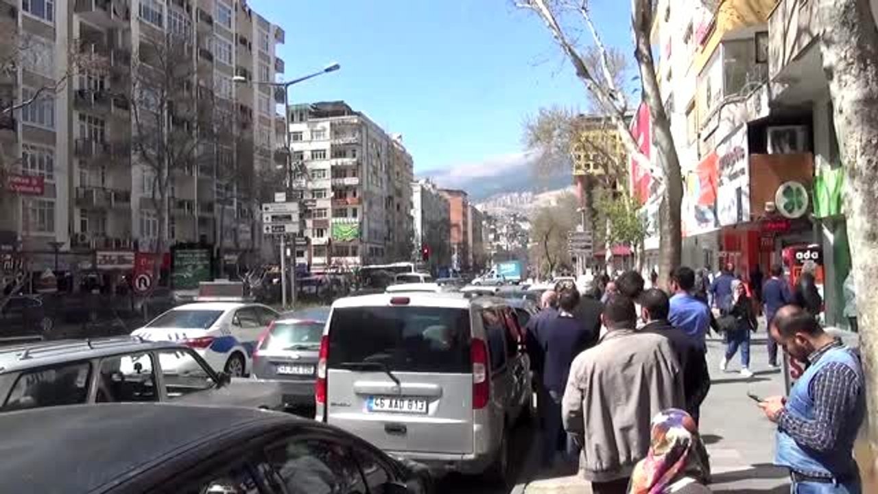 Polis ekipleri banka önünde bekleyenleri uyardı