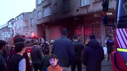 Esenyurt'ta yangın paniği: 2 işçi yerde böyle yardım bekledi