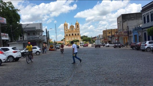 SEGUNDA-FEIRA EM ITAMBÉ E PEDRAS DE FOGO