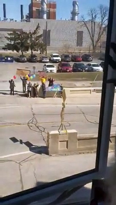 Ils fêtent l'anniversaire de mamie devant la maison de retraite ! Confinement