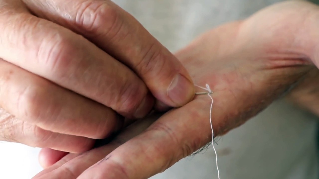 Comment rentrer du fil dans une aiguille du premier coup ?