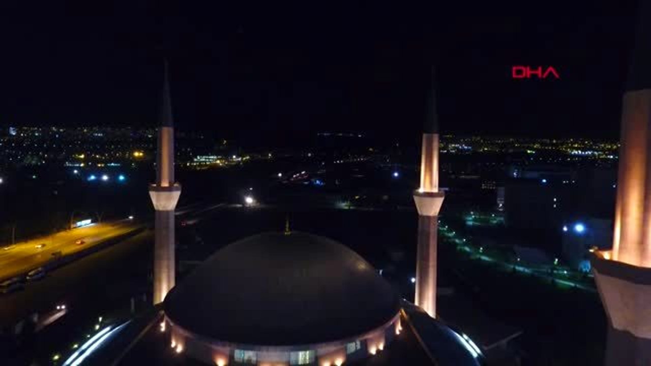 ANKARA Ahmet Hamdi Akseki Camii'nde yatsı ezanı sonrası 'koronavirüs salgını' için dua yapıldı