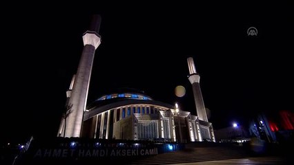 Koronavirüs salgının son bulması için camilerin hoparlöründen dua edildi