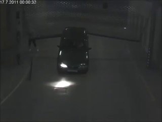 Coincé dans un parking ce conducteur devient fou