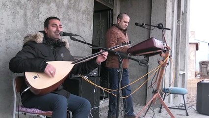 Aşıklar evden çıkmayanlar için balkondan moral konseri verdi - KARS