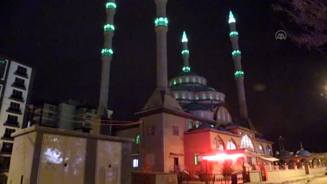 Koronavirüs salgının son bulması için camilerin hoparlöründen dua edildi