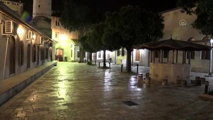 Koronavirüs salgının son bulması için camilerin hoparlöründen dua edildi