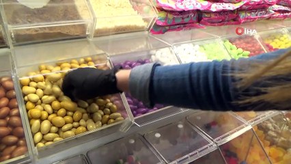 Kuruyemişçi, Korona Virüs Tedbirleri Kapsamında Maske Ve Eldivenle Çalışıyor