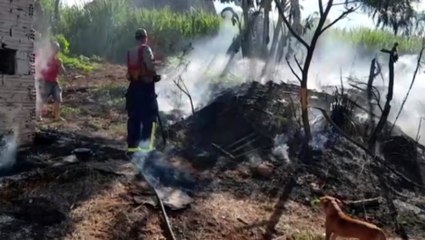 Bombeiros combatem incêndio que se aproximava de residências na Rua Indira Gandhi