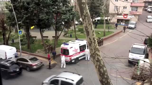 Sağlık ekipleri şüpheli vakaya müdahale etti, evde kalması gereken çocuklar o anları izledi