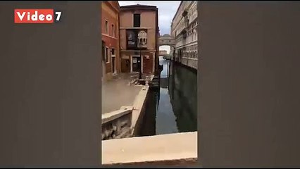 الإيطاليون يستجيبون لقرار الحكومة بالبقاء داخل منازلهم.. شوارع فينيسيا الساحرة فارغة