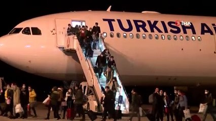 İrlanda’da eğitim gören öğrencileri taşıyan uçak Sivas’a indi