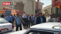 رئيس جامعة بنى سويف يقود حملة لتطهير السيارات خارج حرم الجامعة