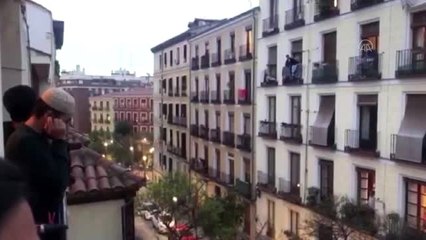 İspanya'daki Müslümanlar koronavirüse karşı ezan okuyor