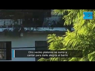 Otro vecino platense se suma a cantarle para darle alegría al barrio
