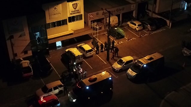 Imagens feitas com drone mostram forças de segurança reunidas para toque de recolher em Cascavel