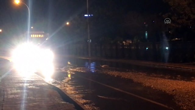 Adana'da içme suyu borusu patlayınca yolda göçük oluştu