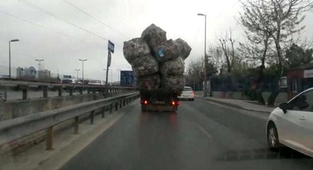 Aşırı yüklenen kamyon görenleri şaşkına çevirdi
