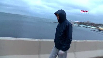 EVDEN ÇIKANLAR CADDEBOSTAN SAHİLİ'NDE SABAH SPORU YAPTILAR