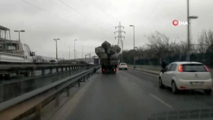 Aşırı yüklenen kamyon görenleri şaşkına çevirdi