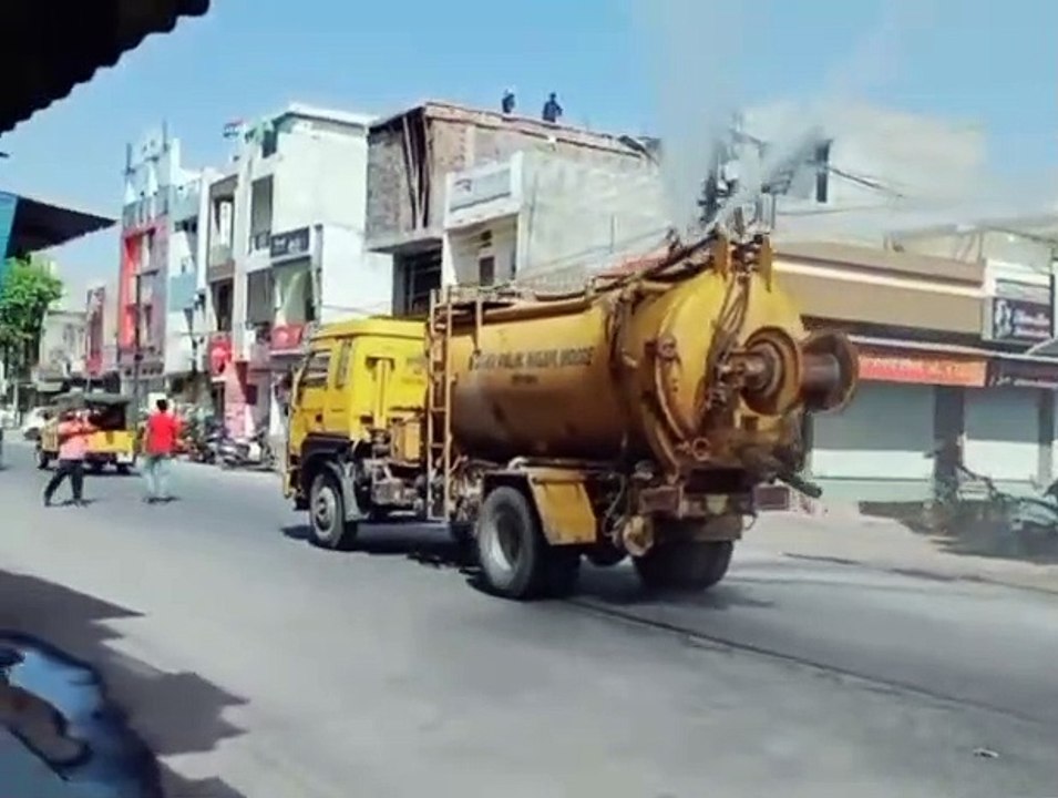 इंदौर शहर को सैनिटाइज करवा रहा निगम, हर्बल दवा का हो रहा छिड़काव