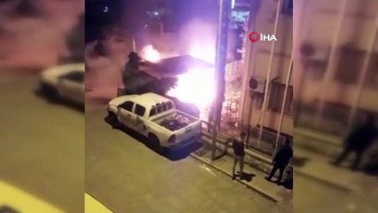 Atık kağıt konteyneri ile kablolar alev alev yandı