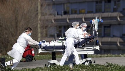 İspanya'da sokağa inen asker, yaşlıları evlerinde ölü buluyor