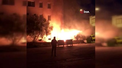 Atık kağıt konteyneri ile kablolar alev alev yandı