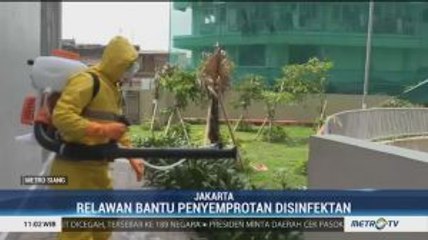 Relawan Bantu Penyemprotan Disinfektan di Pasar Tradisional Jaksel