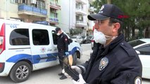 İzmir'den 65 yaş üstündeki vatandaşların yardımına polisler koşuyor