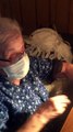 Una valiente anciana de 88 años y enferma de Parkinson colabora cosiendo mascarillas y dando ánimos, ¡muy grande esta señora!