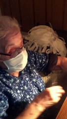 Una valiente anciana de 88 años y enferma de Parkinson colabora cosiendo mascarillas y dando ánimos, ¡muy grande esta señora!