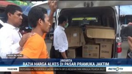 Polisi Razia Pedagang Masker dan Hand Sanitizer di Pasar Pramuka