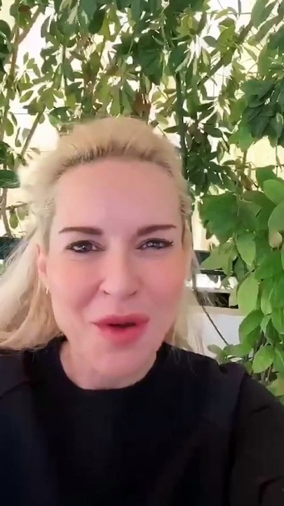 O Νίκος Μουτσινάς τραγούδησε με τους γνωστούς φ...
