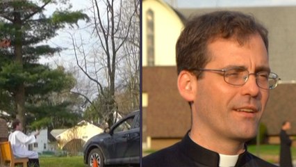 Face à coronavirus, ce prêtre a ouvert un confessionnal... sur un parking