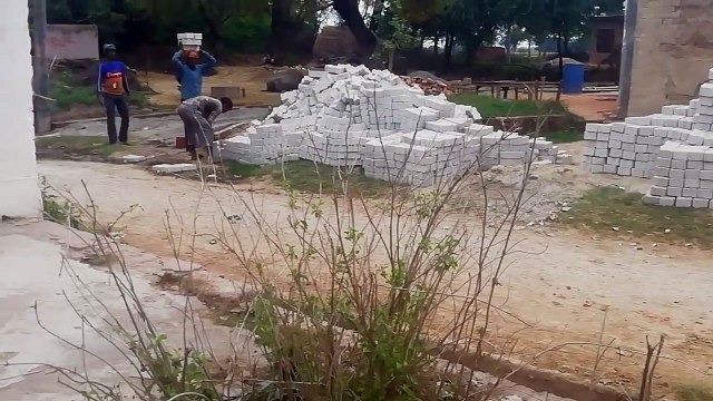 कानपुर: जिलाधिकारी व प्रशासन की ग्राम प्रधान खुलेआम उड़ा रहे धज्जियां