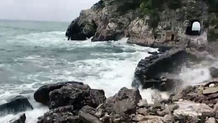 Rüzgar nedeniyle dalgalar mendireği aştı - ZONGULDAK