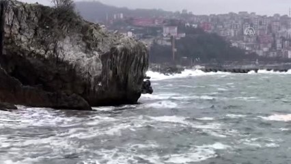 Rüzgar nedeniyle dalgalar mendireği aştı