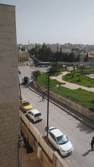 شاهد طريقة توزيع الخبز في أحياء العاصمة الأردنية عمّان