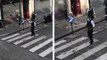 Un policier danse dans la rue dans le 18e à Paris