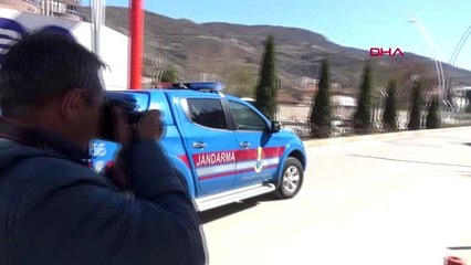 TOKAT Yaşlı çift, gıda malzemesi getiren jandarmayı bayrakla karşıladı