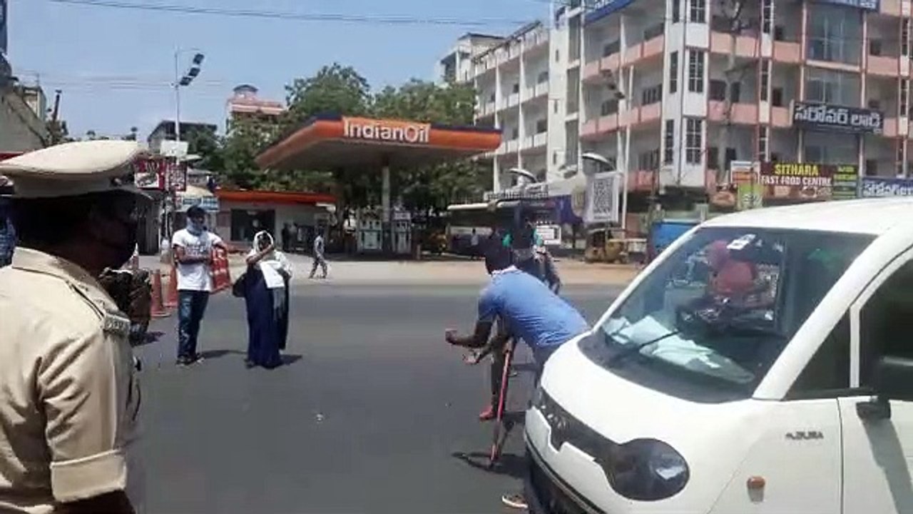 Coronavirus lockdown: Task force police beaten up law breakers in Vijayawada