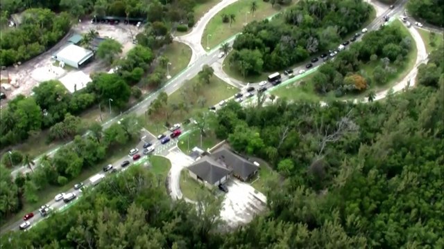 Coronavirus: les voitures se pressent devant un centre de tests drive en Floride