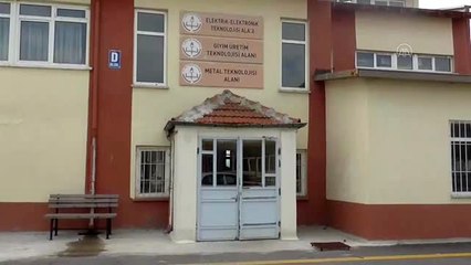 Öğretmen ve öğrenciler yıkanabilir koruyucu maske üretiyor