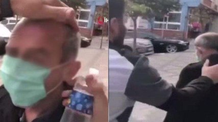 Yaşlı adamı zorla durdurdular, maske takıp başına kolonya döktüler