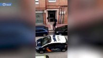 شرطي إسباني يصفع مواطناً على وجهه لمخالفته الحجر المنزلي (فيديو)