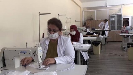 Usta öğreticiler maske üretiyor