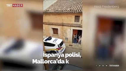 İspanya polisi Mallorca'da karantinadaki ailelere şarkı söyledi