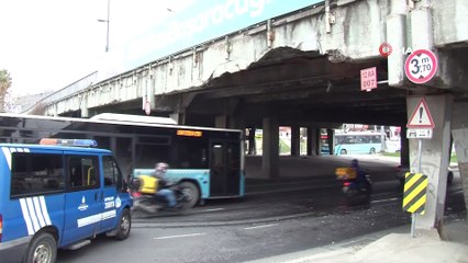 Unkapanı Köprüsü’nde trafiği kitleyen kaza...Kamyonet üst geçide çarptı